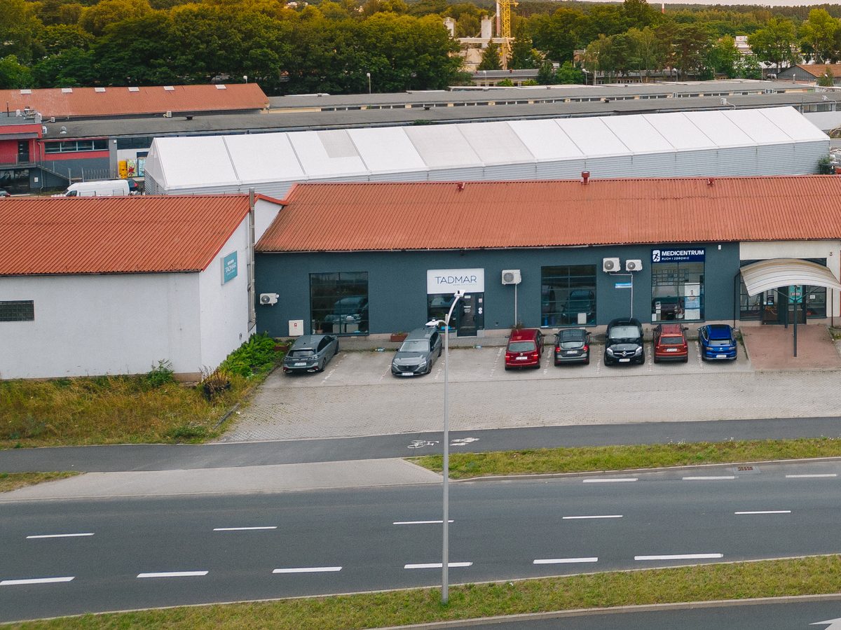 Budynek Medicentrum przy ul. Zjednoczenia 115 w Zielonej Górze z parkingiem dla pacjentów, widok z góry